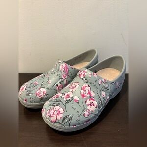 CROCS | Vera Bradley | Gray and Pink Floral Mules | Size 6